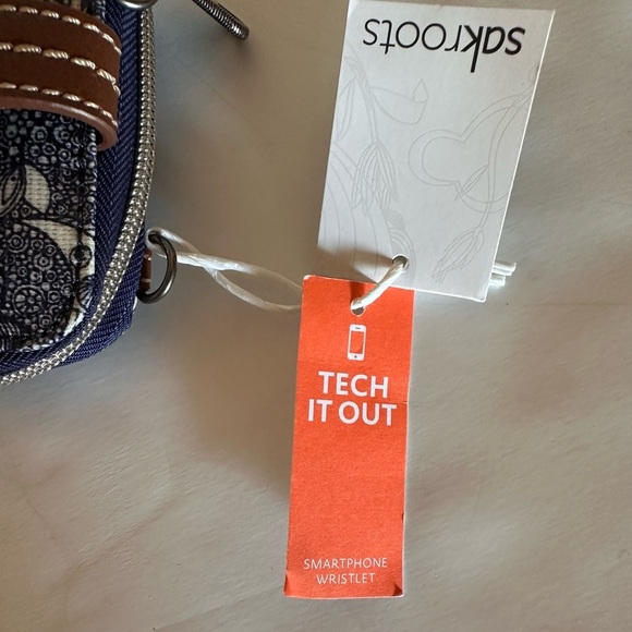 NWT Sakroots Spirit Desert Smartphone Wristlet Blue Paisley Crossbody Strap Inc - Picture 5 of 15